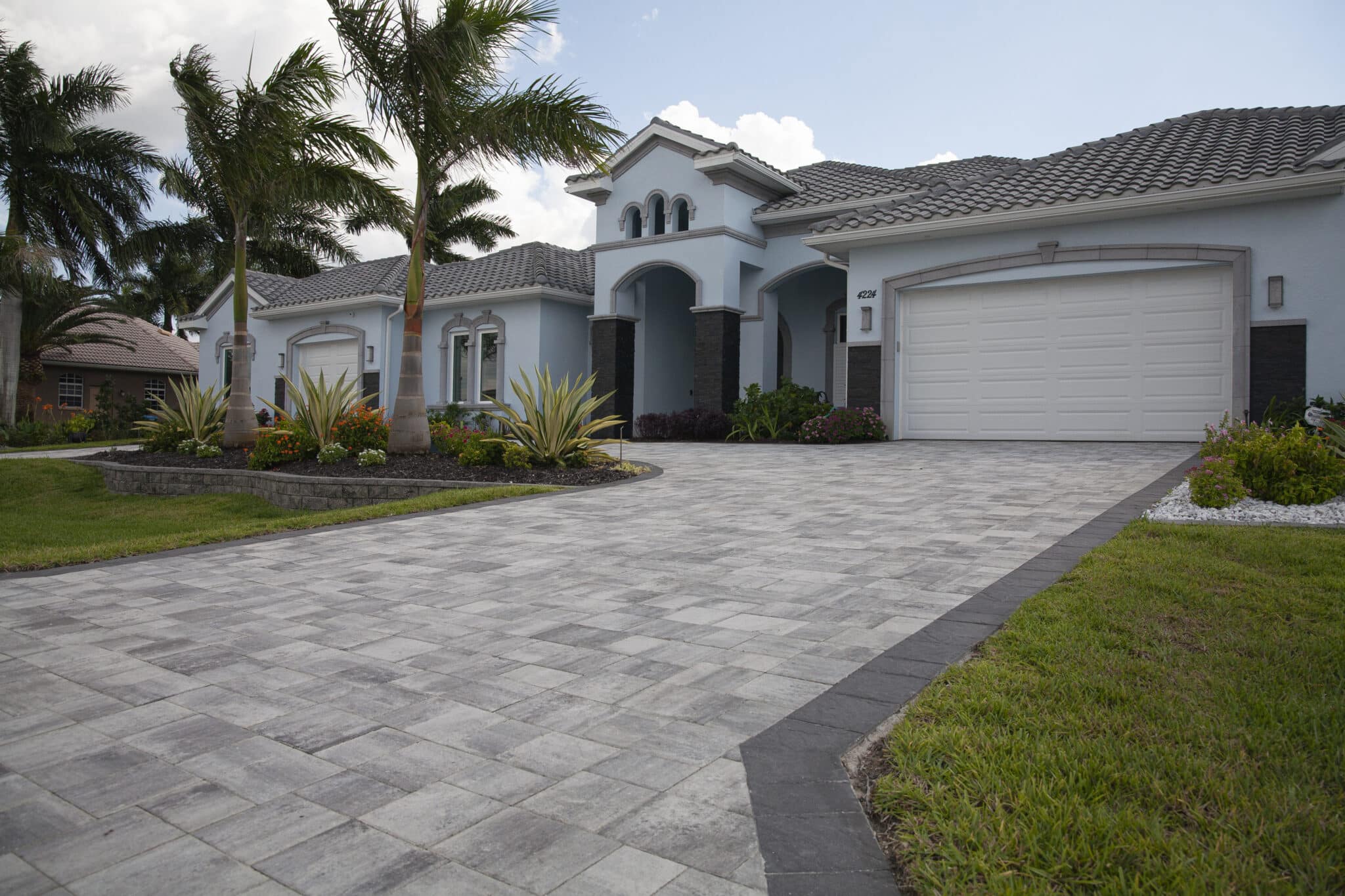 Mega Smooth White – Charcoal